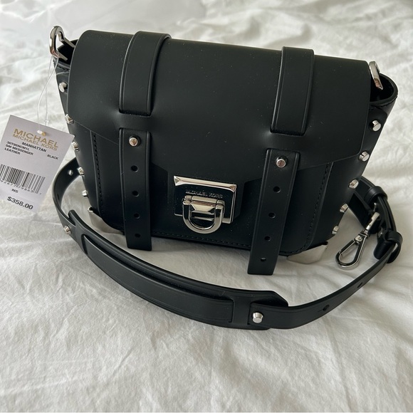 Michael Kors Handbags - Michael Kors Manhattan Black leather Crossbody Bag